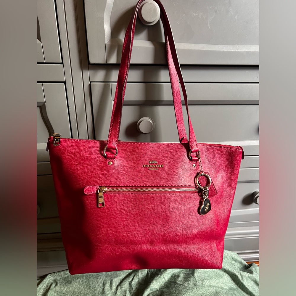 Beautiful Coach Tote bag. Very spacious. Kind of big.